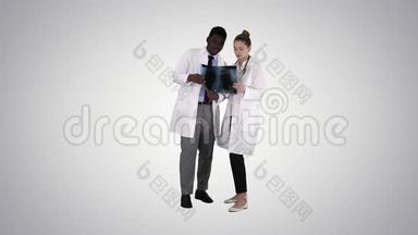 年轻的女医生和美国黑人医生在梯度背景下看肺的x射线照片。